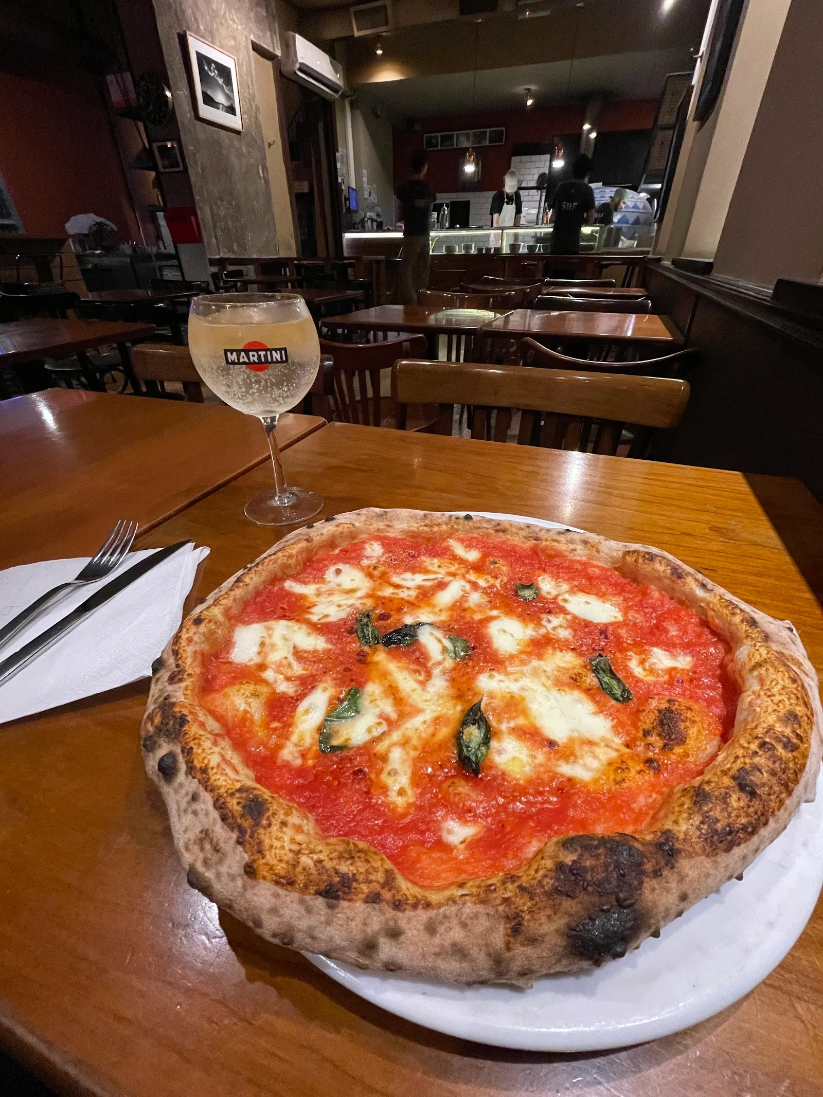 Pizza margherita napolitana con borde quemado de horno a leña, tomate, muzzarella y albahaca